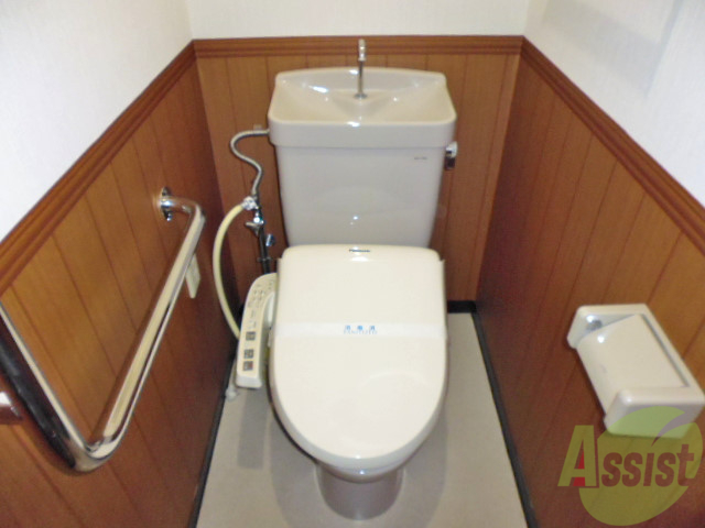 トイレ　手洗い場一体型のトイレです。