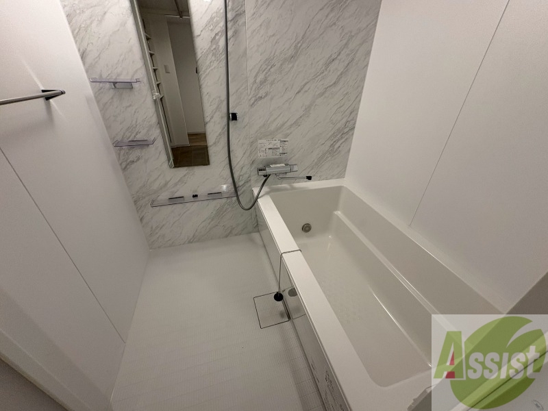 バス・シャワールーム　お風呂です。広々したバスでゆっくりくつろげます。