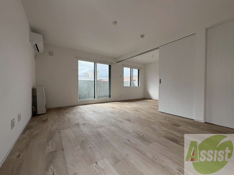 居室・リビング　フローリングや壁の色がお洒落な印象のリビングです。