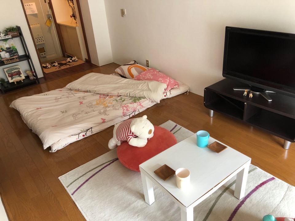 居室・リビング　大きめベッドを置いて余裕のスペース