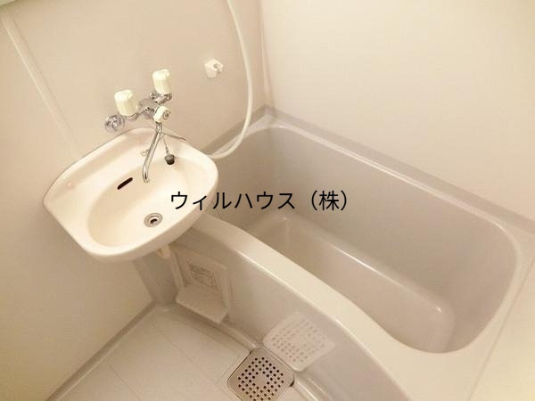 バス・シャワールーム　キレイにリフォームされています！