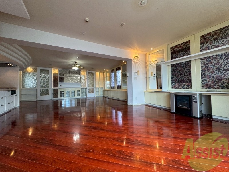 居室・リビング　広くてキレイなお部屋が広がっていて、充実した生活が送れそう。