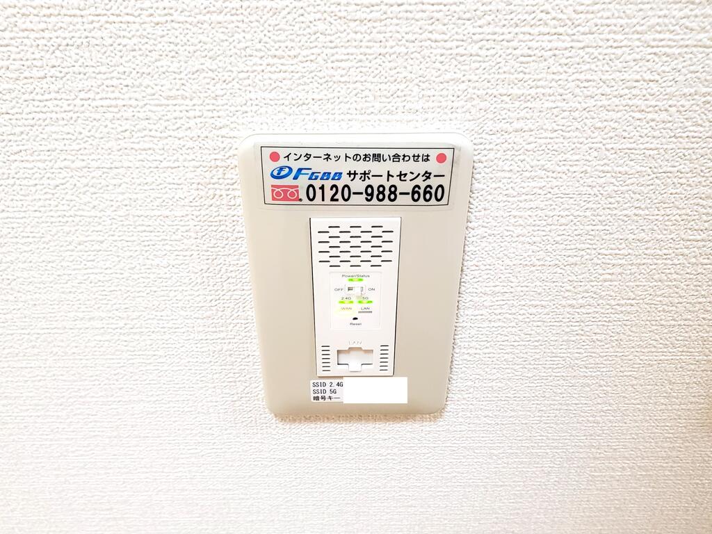 その他設備　玄関横のシューズボックス。靴をスッキリ収納できますね。