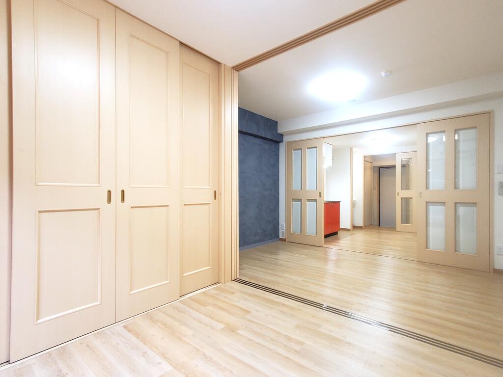 居室・リビング　洋室6帖・4.5帖、天井の照明器具は備え付けです。