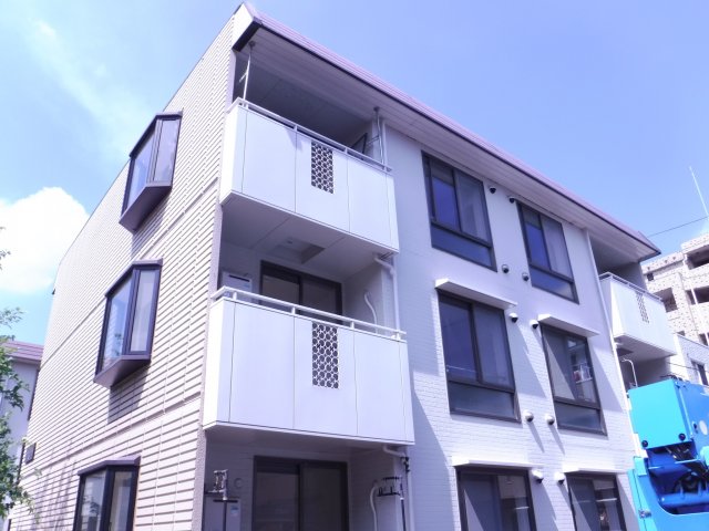 建物外観　敷地内のベンチ付き遊園スペース有り♪