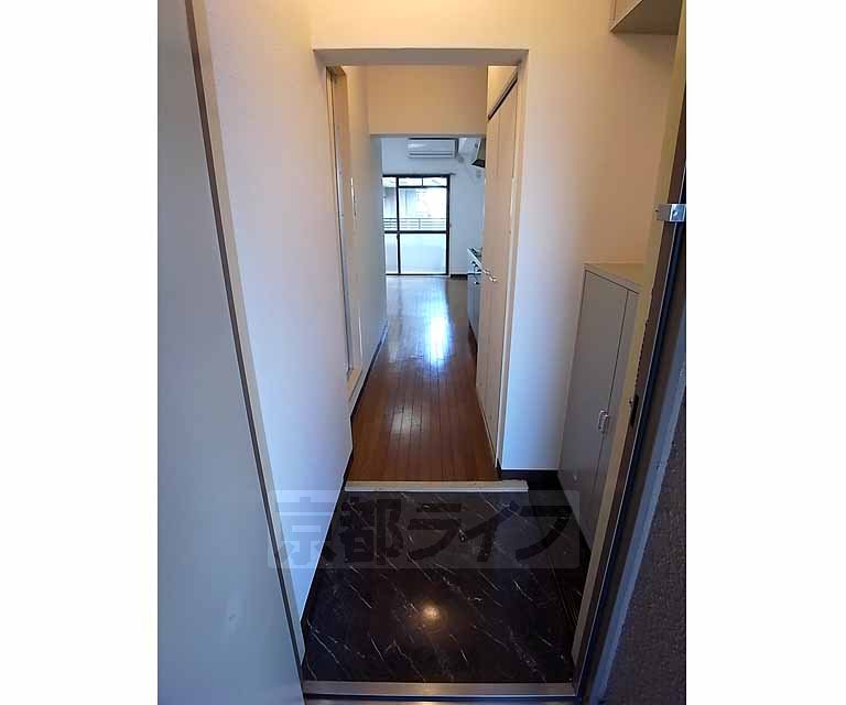 玄関　玄関から廊下を見ています。