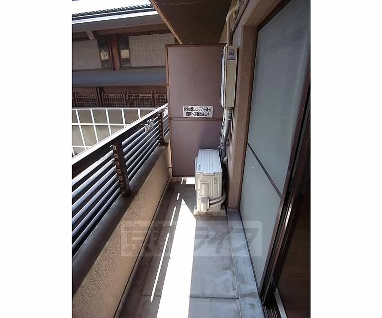 バルコニー　バルコニーに出て右側です。