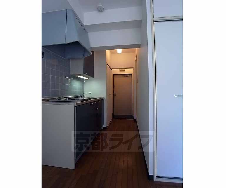 その他部屋・スペース　室内から廊下を見ています。