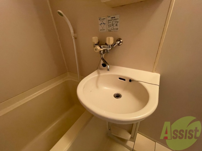 洗面設備　ユニットバス内の洗面台です。朝の身支度もスムーズです。