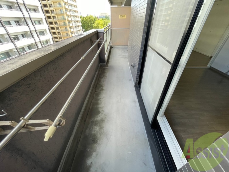 バルコニー　バルコニーです。洗濯物を干すもよし、一息つくもよしですね。