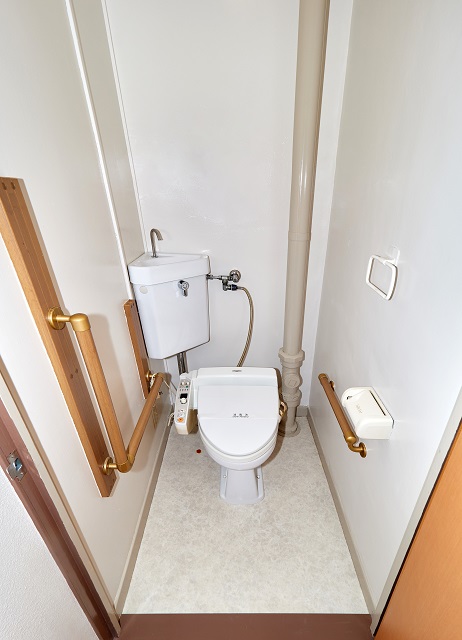 トイレ　温水便座は残置物です。