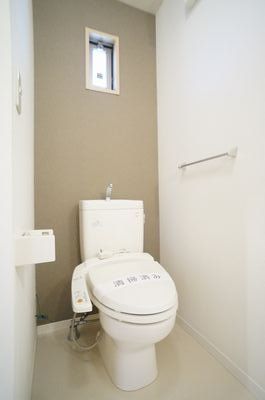 トイレ　洗面所・トイレ　ウォシュレット付きでございます