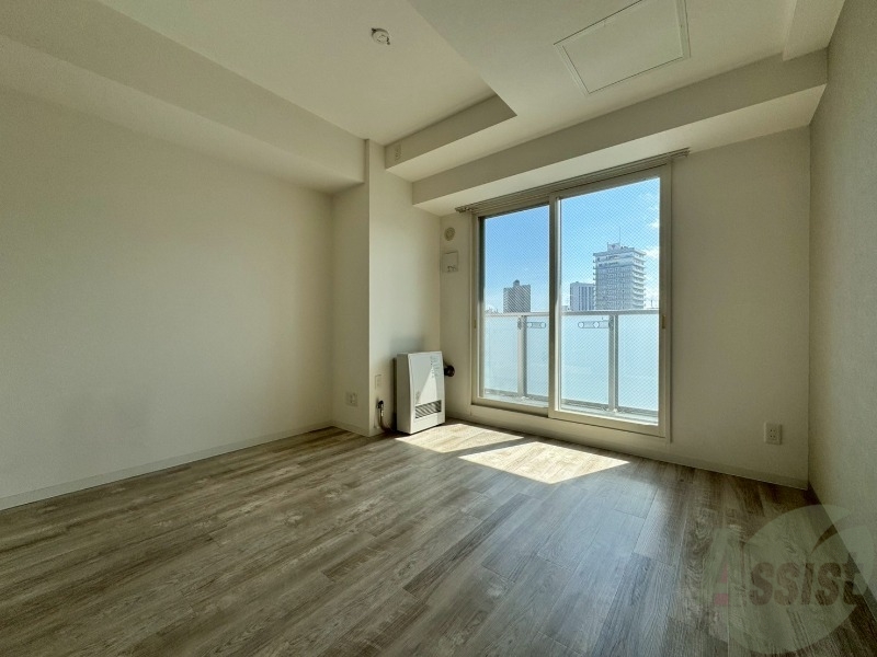 居室・リビング　木目のフローリングは落ち着きのある印象のお部屋になりますね。