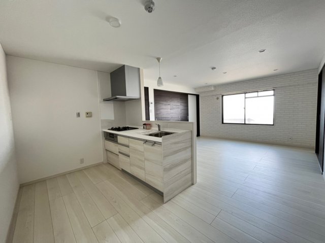 居室・リビング　別号室の写真です。ご参考までに