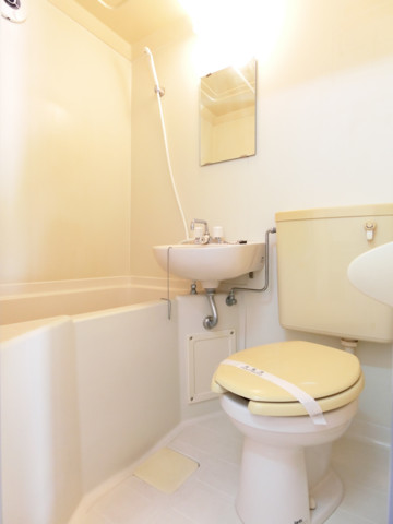 バス・シャワールーム　お手入れ簡単。3点ユニットバスです。