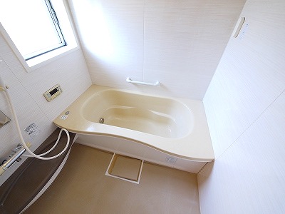 バス・シャワールーム　コンパクトで使いやすいお風呂です