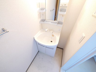 洗面設備　明るい洗面所です