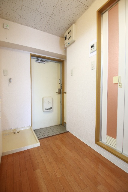玄関　※別室の参考写真の為、現況優先です。