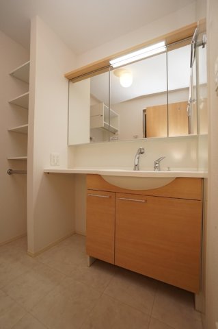 洗面設備　使いやすい洗面所です