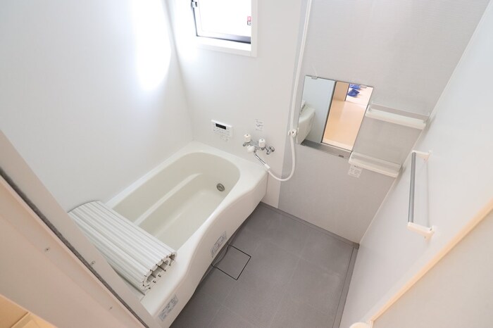 バス・シャワールーム　追い焚き給湯式浴室（小窓付）