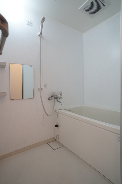 バス・シャワールーム　バストイレ別なので、ゆったりお風呂にもつかれますね♪