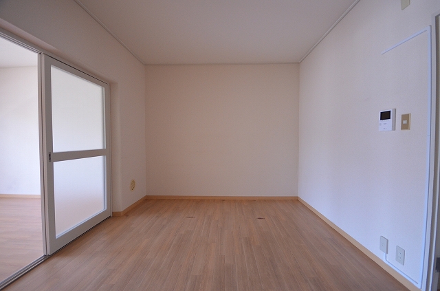 居室・リビング　同物件、別号室のものです。