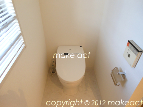 トイレ　■トイレにも窓があります