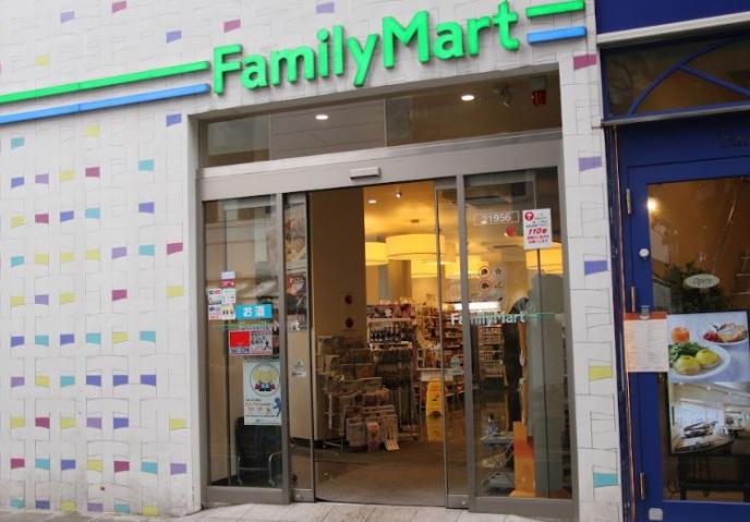 コンビニ　ファミリーマート代官山駅前店（コンビニ）まで289m