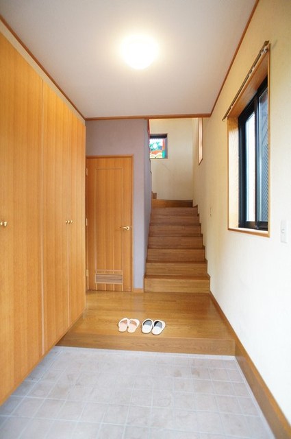 玄関　玄関左側には大型の地下室もあります！玄関収納も豊富！