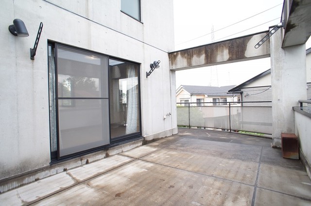 バルコニー　晴れた日は大きなルーフバルコニーでくつろげます！