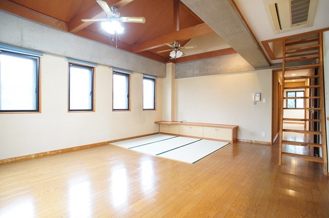 居室・リビング　畳の空間がくつろぎを与える大空間のリビングです！