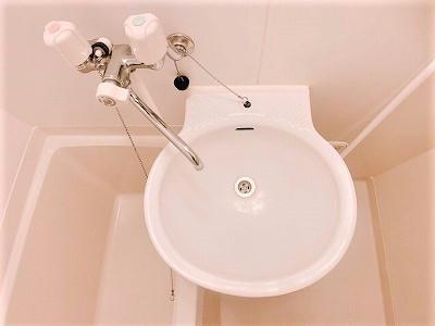 洗面設備　同タイプ物件の為、形状や間取寸法、色調等が実際とは異なります