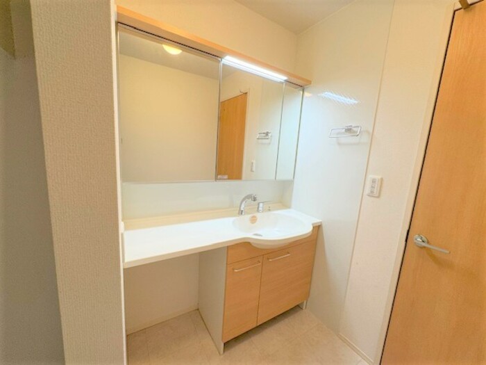 洗面設備　ゆったりとスペースのある洗面所