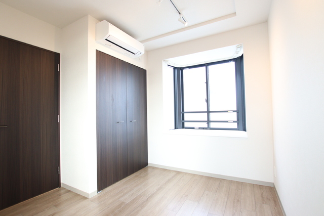 その他部屋・スペース　【洋室５．８帖】２面採光の洋室