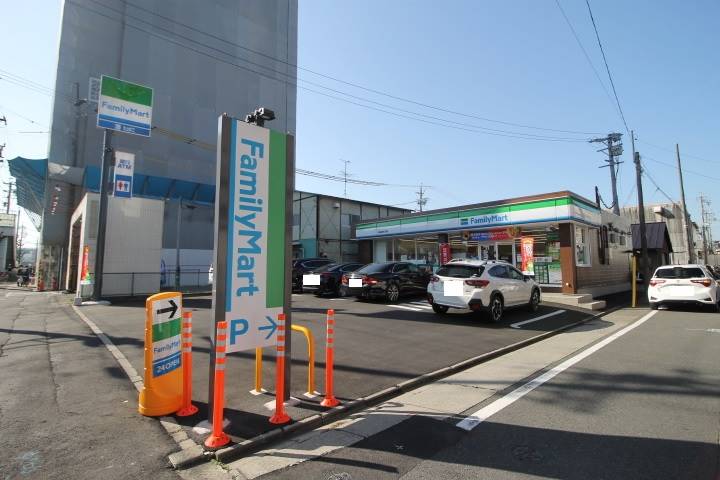 コンビニ　ファミリーマート黄金通四丁目店（コンビニ）まで1048m