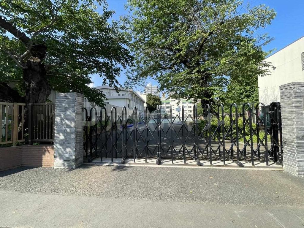 小学校　豊島区立朋有小学校（小学校）まで590m