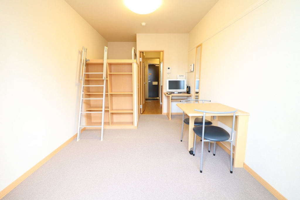 居室・リビング　１Ｆはフローリング　２Ｆ以上はクッションフロア仕様となります