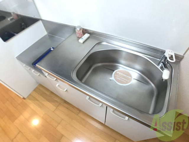 キッチン　キッチンは部屋と分かれています。シンプルなつくりですね。