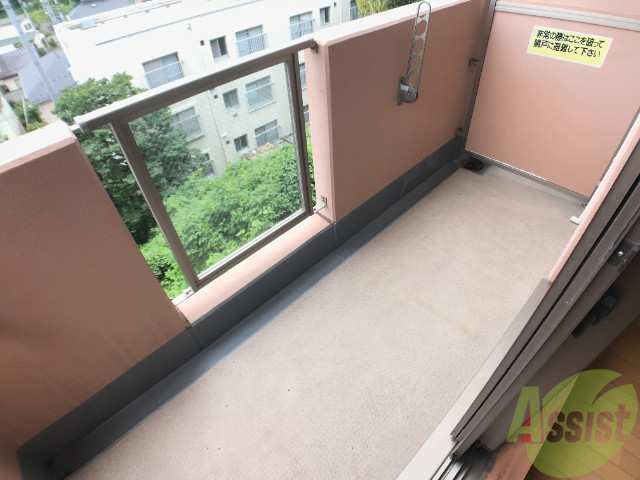 バルコニー　バルコニーは洗濯物を干すのに十分な広さがありますね。