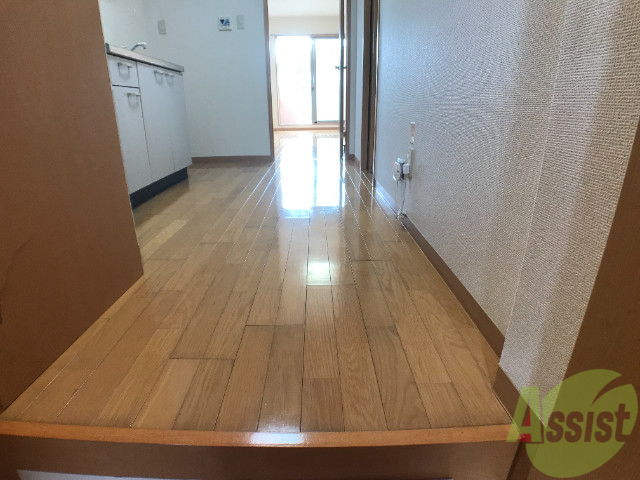 玄関　玄関から撮影しました。明るい印象ですね。