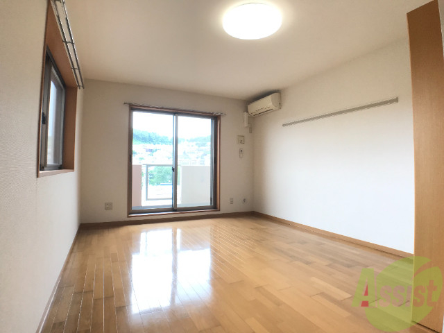 居室・リビング　１０．２帖の洋室です。生活のメインとなる部屋ですね。