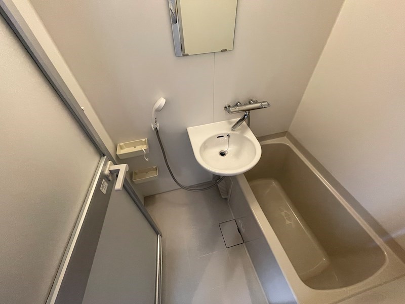 バス・シャワールーム　※同タイプの他のお部屋です