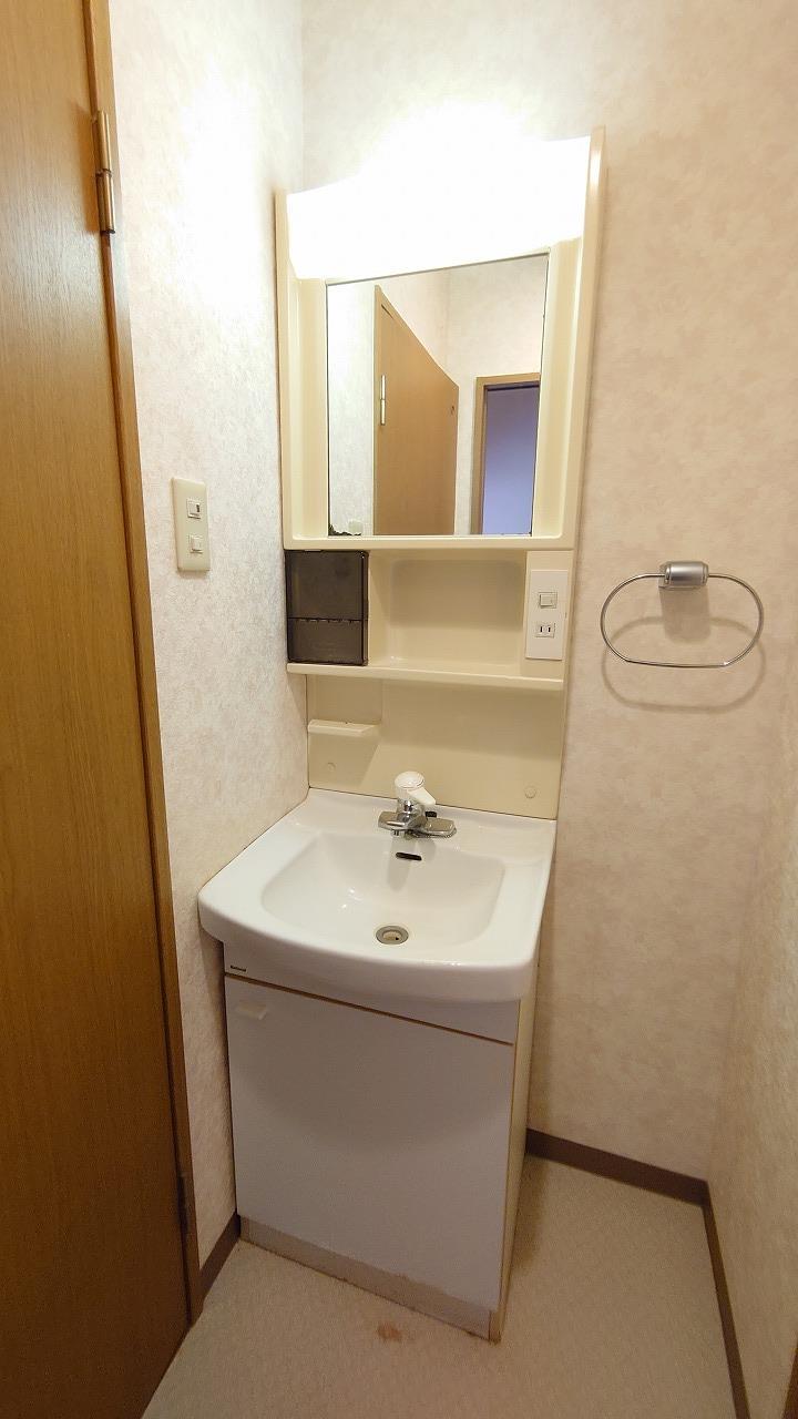 洗面設備　朝のヘアメイクに便利な洗面化粧台♪