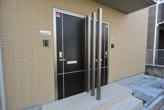 玄関　★近隣に外部貸し駐車場があります★