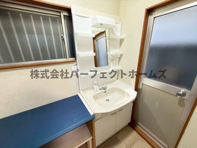 洗面設備　朝の支度にも助かる、独立の洗髪洗面化粧台