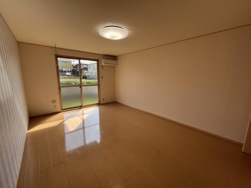 居室・リビング　反転タイプのお部屋です