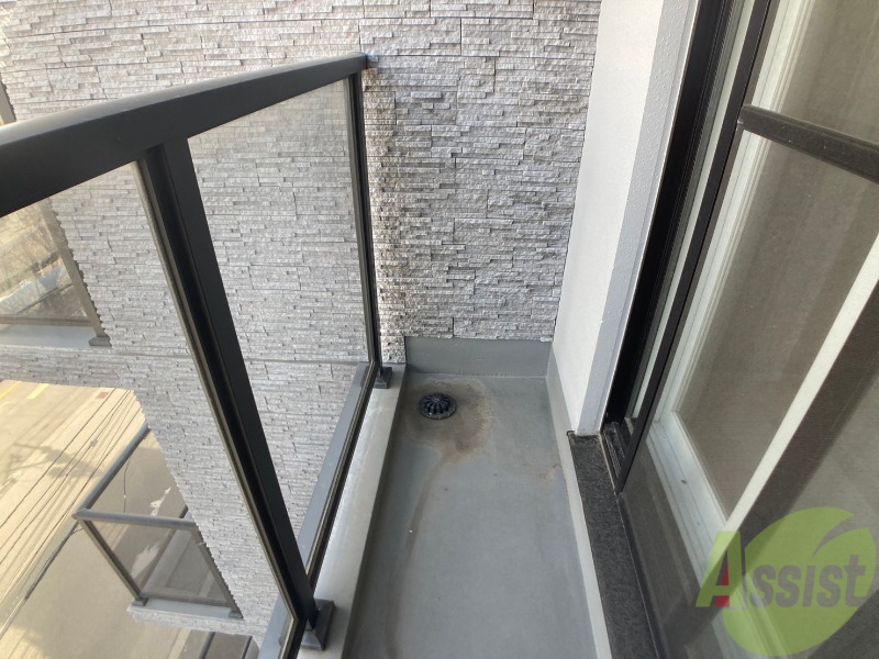 バルコニー　バルコニーは幅があり、広い印象を受けました。