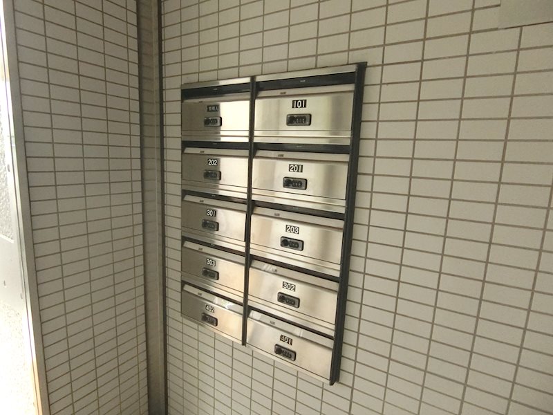エントランス　ダイヤル式の集合ポストがあります