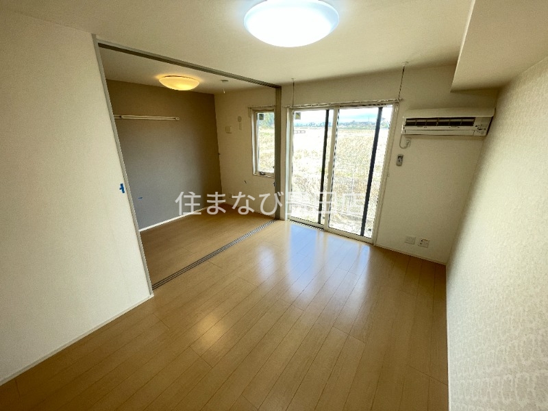 居室・リビング　同型別部屋写真（反転）