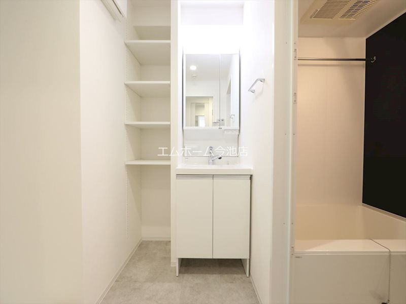 洗面設備　脱衣所　独立洗面台（シャンプードレッサー付）室内洗濯機置き場